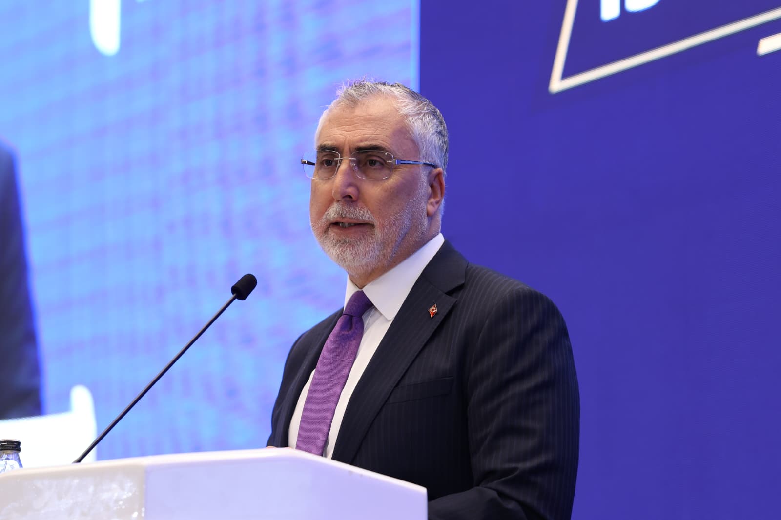 Çalışma ve Sosyal Güvenlik Bakanı Prof. Dr. Vedat Işıkhan, çeşitli ziyaretlerde bulunmak ve programlara katılmak üzere bulunduğu Antalya’da Türkiye İş Kurumu (İŞKUR) İl Müdürleri İstişare Toplantısı’na katıldı.