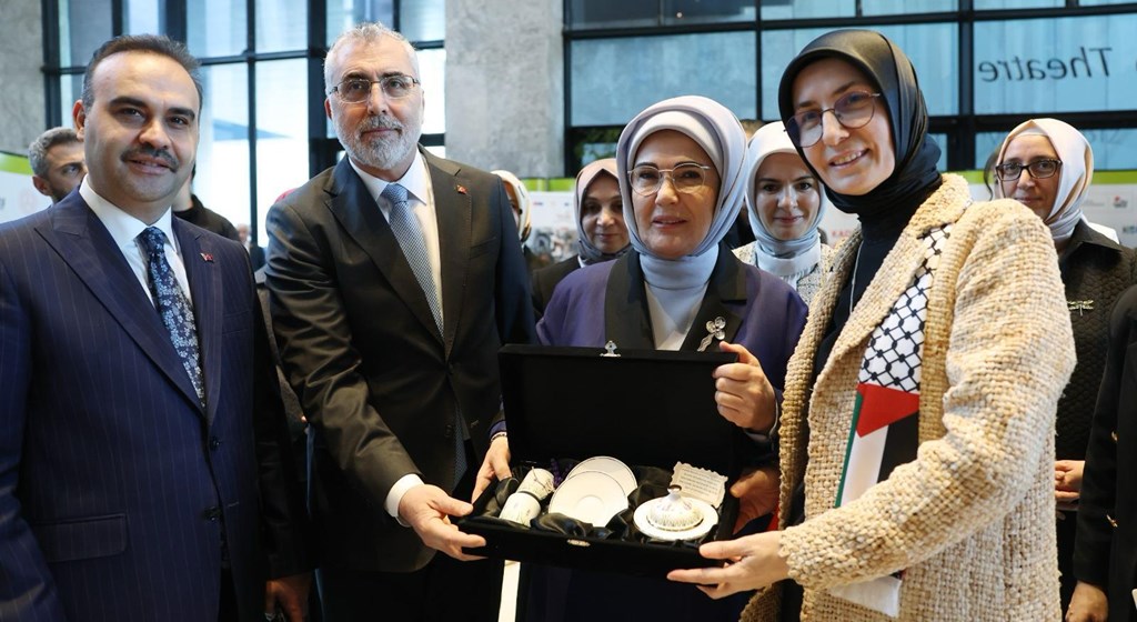 Çalışma ve Sosyal Güvenlik Bakanı Prof. Dr. Vedat Işıkhan, Çalışma ve Sosyal Güvenlik Bakanlığı tarafından Cumhurbaşkanı Recep Tayyip Erdoğan’ın Eşi Emine Erdoğan’ın teşrifleriyle Atatürk Kültür Merkezi’nde (AKM) düzenlenen “Milli Müdafaadan Milli Kalkınmaya Türkiye Yüzyılı’ nın Kadınları Yüzyılın Kadın İstihdamı İş-Pozitif Tanıtım Programı” na katıldı.