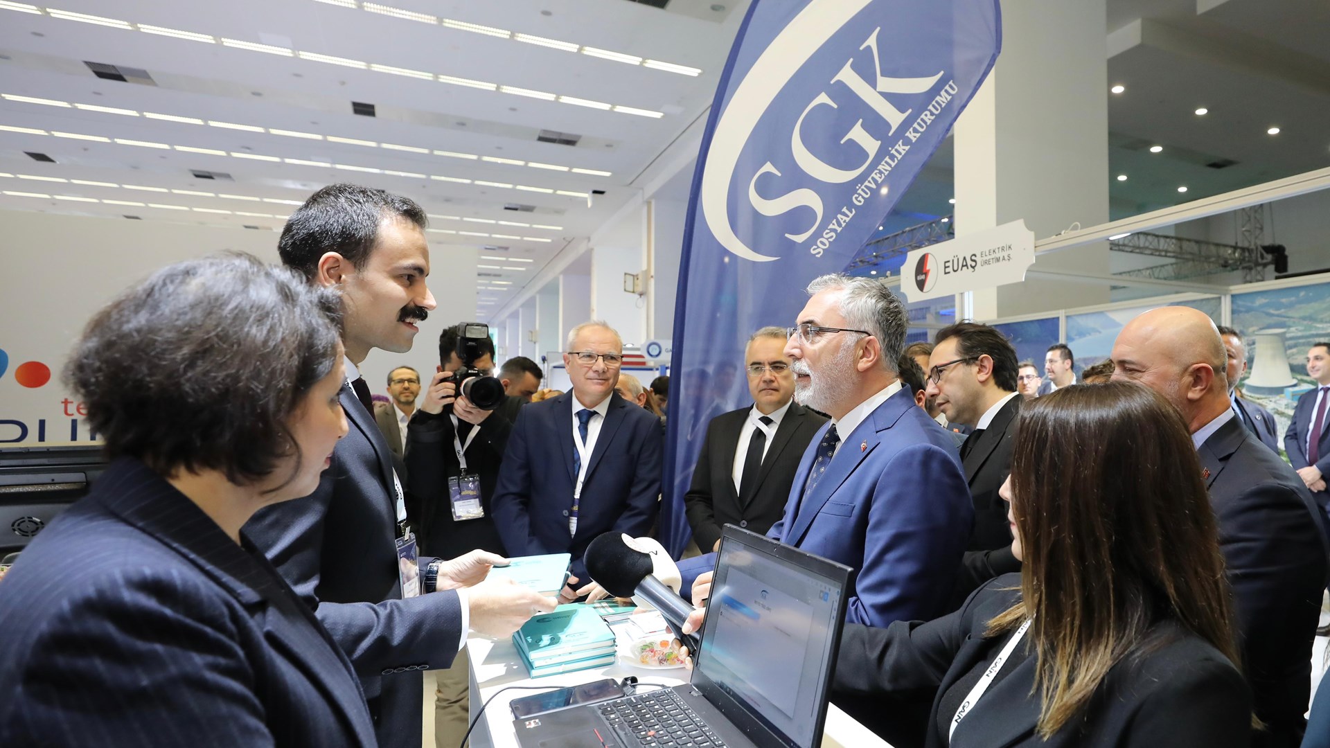 Çalışma ve Sosyal Güvenlik Bakanı Prof. Dr. Vedat Işıkhan, Türkiye Verimlilik Vakfı ve Ankara Bilim Üniversitesinin ev sahipliğinde ATO Congresium'da düzenlenen "Gelecek İçin Teknolojiler" temalı 6. Verimlilik ve Teknoloji Fuarı'nı ziyaret etti.