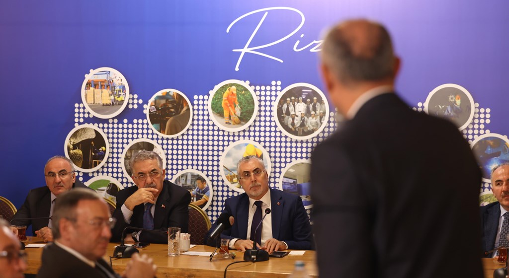 Çalışma ve Sosyal Güvenlik Bakanı Prof. Dr. Vedat Işıkhan, çeşitli ziyaretlerde bulunmak ve programlara katılmak üzere Rize’ye gitti.