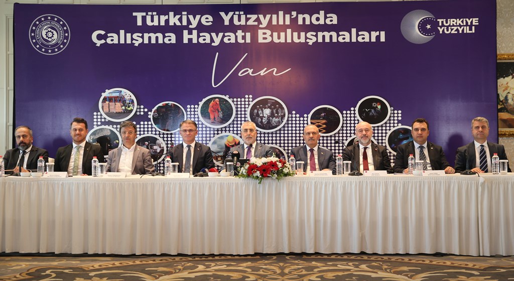 Çalışma ve Sosyal Güvenlik Bakanı Prof. Dr. Vedat Işıkhan, çeşitli ziyaretlerde bulunmak ve programlara katılmak üzere Van’a gitti.