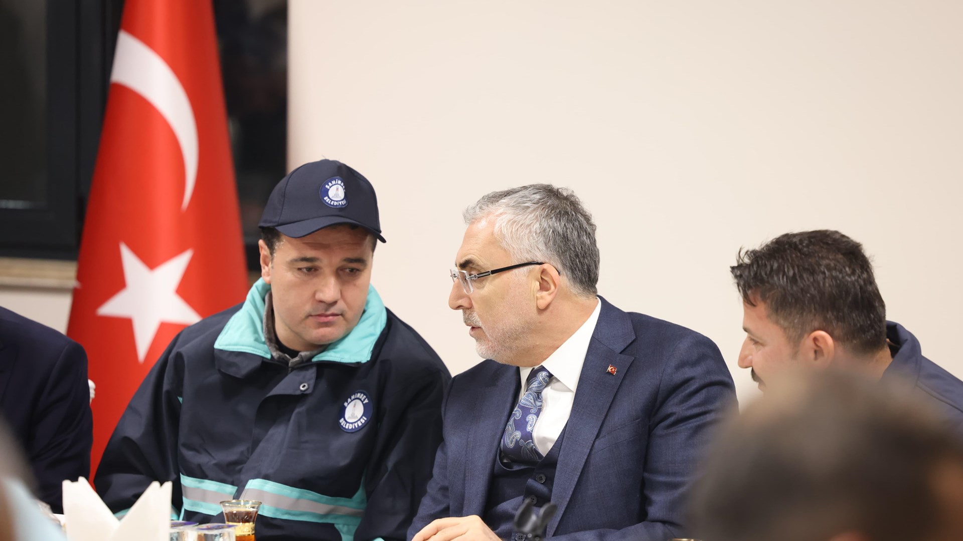 Bakan Işıkhan, Gaziantep'te İşçilerle Sahurda Bir Araya Geldi