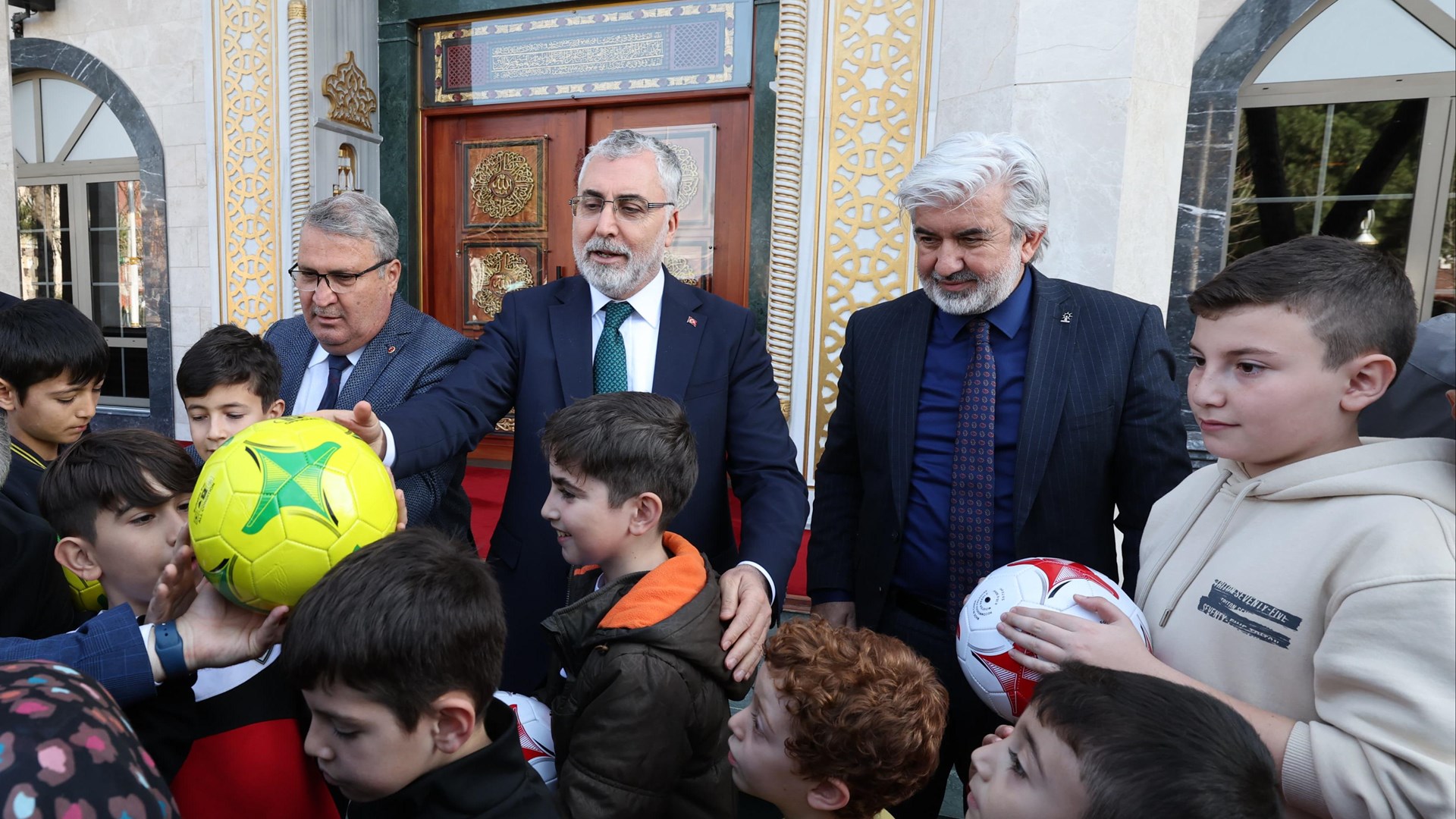 Çalışma ve Sosyal Güvenlik Bakanı Prof. Dr. Vedat Işıkhan, Manisa’da düzenlenen “İş-Pozitif Kadın İstihdamı Projesi Tanıtım Toplantısı” na iştirak etti.