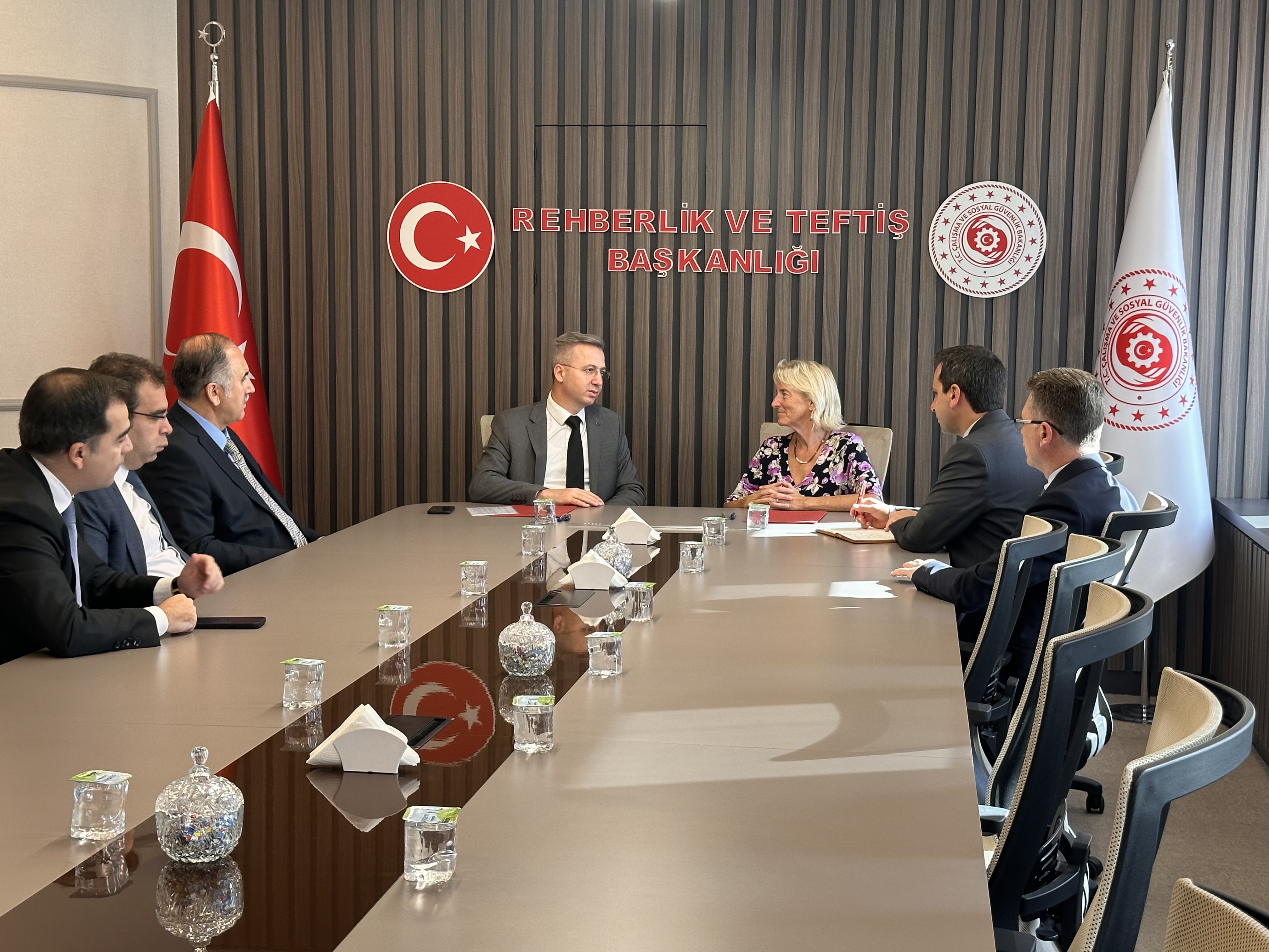 Birleşmiş Milletler Kalkınma Programı'nın ve İsveç Hükümetinin destekleriyle hazırlanıp iş müfettişlerinin kullanımına sunulacak tam donanımlı hibe sahra ofis aracı törenle teslim alındı.