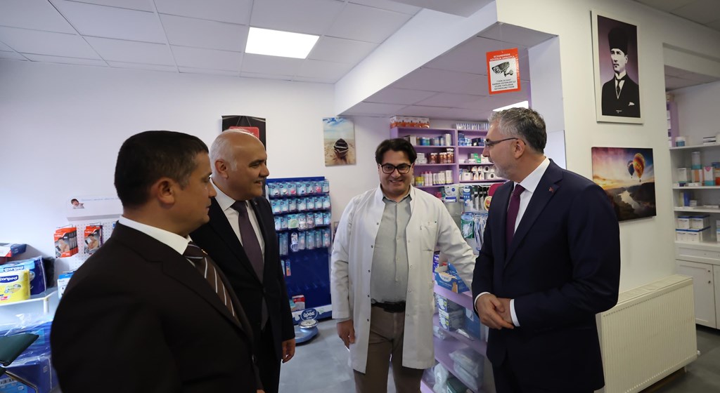 Çalışma ve Sosyal Güvenlik Bakanı Prof. Dr. Vedat Işıkhan, Kızılcahamam Belediye Başkanı Süleyman Acar’a hayırlı olsun ziyaretinde bulundu.