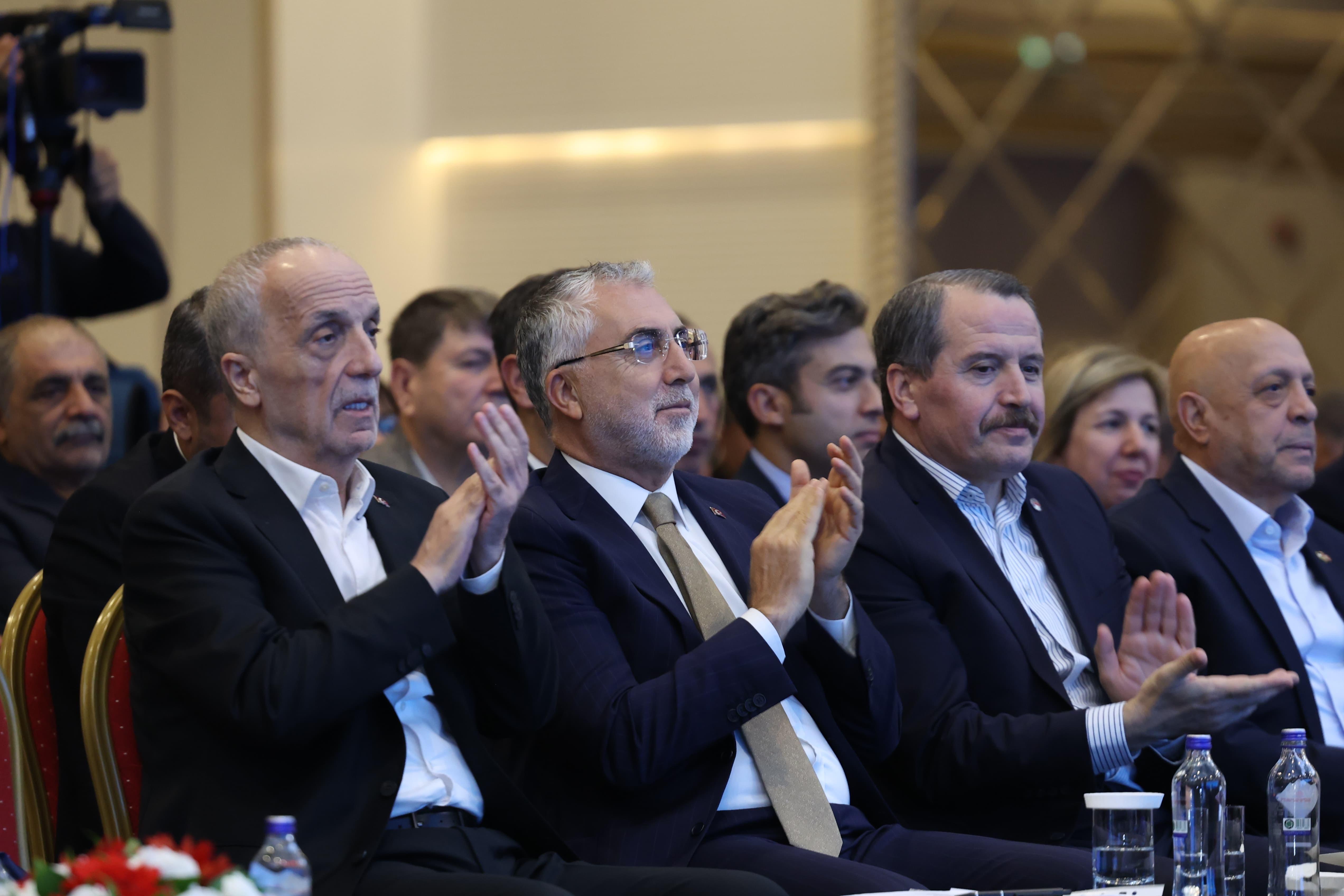 Çalışma ve Sosyal Güvenlik Bakanı Prof. Dr. Vedat Işıkhan, Türkiye İşçi Sendikaları Konfederasyonu (TÜRK-İŞ) tarafından düzenlenen “COP31’e Giderken Emek Dünyasının Ortak Gündemi” Programı’na katıldı.
