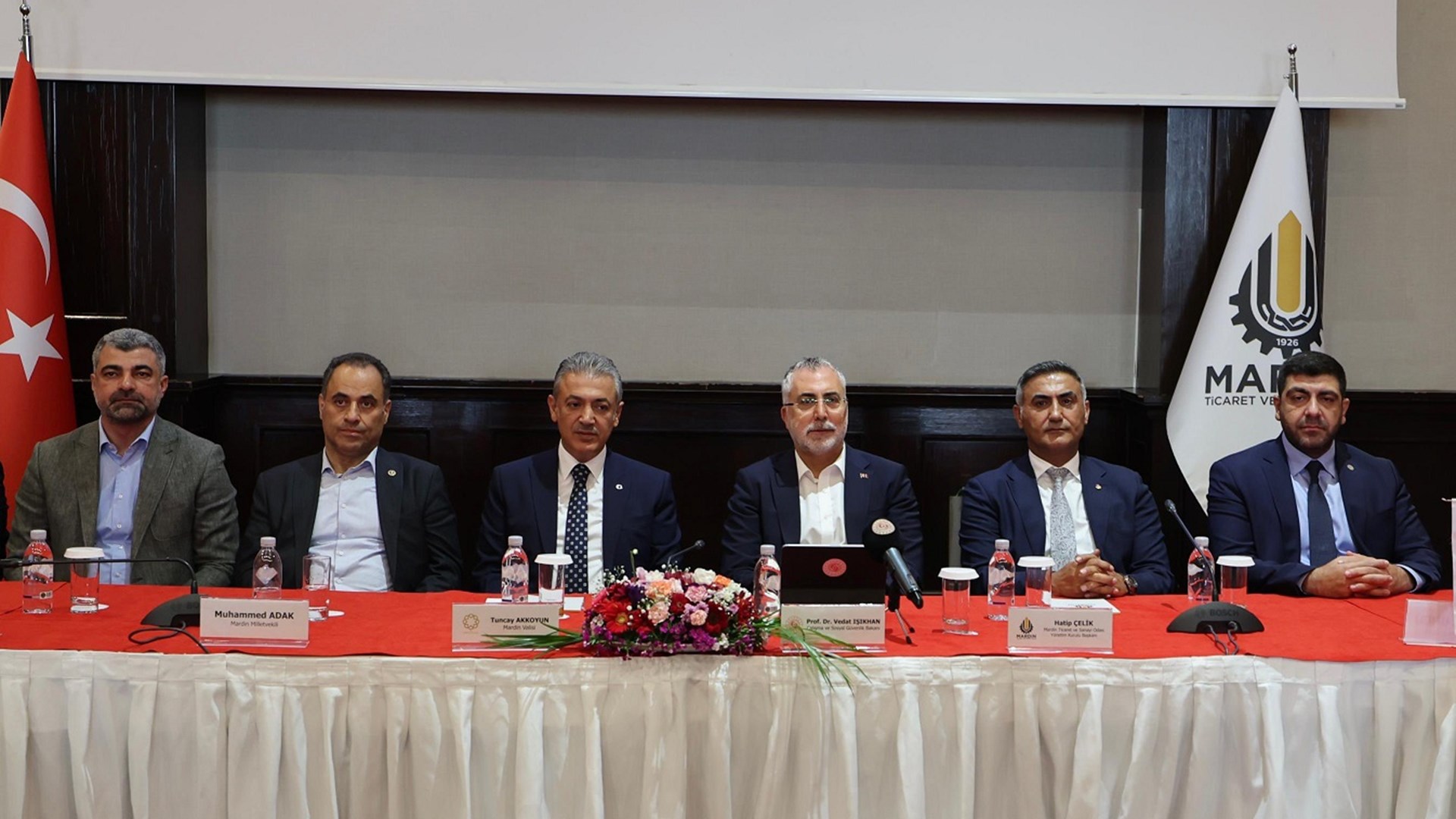 Çalışma ve Sosyal Güvenlik Bakanı Vedat Işıkhan, çeşitli temaslarda bulunmak ve “Mardin İş Dünyası İstişare Toplantısı”na katılmak üzere Mardin’e gitti.