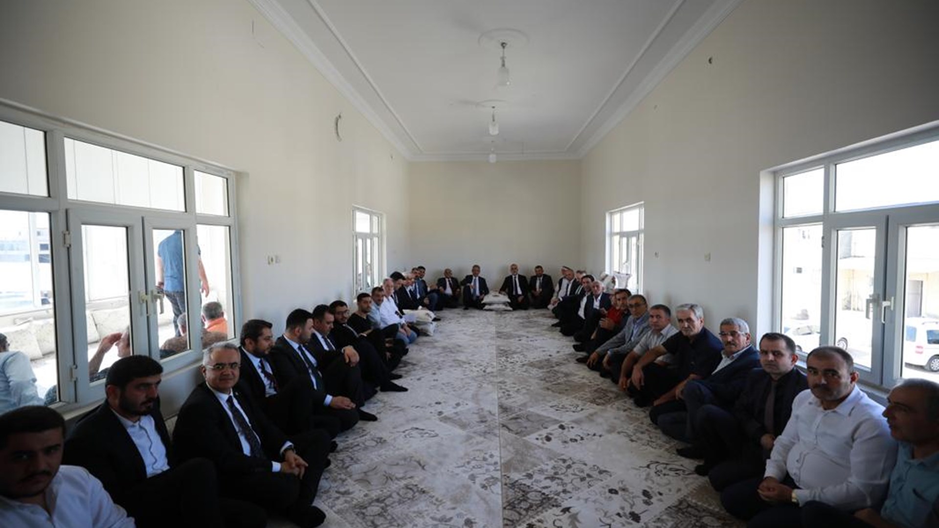 Çalışma ve Sosyal Güvenlik Bakanı Prof. Dr. Vedat Işıkhan, bir dizi ziyaretlerde bulunmak ve programlara katılmak üzere Mardin’e gitti.