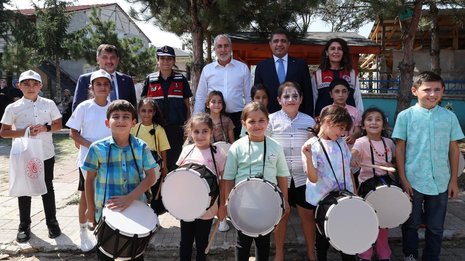 Çalışma ve Sosyal Güvenlik Bakanı Prof. Dr. Vedat Işıkhan, çeşitli ziyaretlerde bulunmak ve AK Parti Düzce İl Danışma Meclisi Toplantısı’na katılmak üzere Düzce’ye gitti.