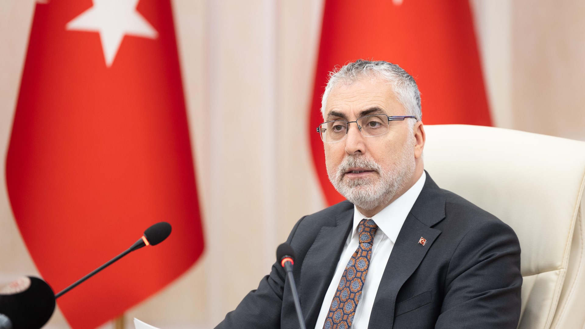 Çalışma ve Sosyal Güvenlik Bakanı Prof. Dr. Vedat Işıkhan, Çalışma ve Sosyal Güvenlik Bakanlığı Reşat Moralı Toplantı Salonu’nda düzenlenen Bilim Kurulu Toplantısı’na başkanlık etti.