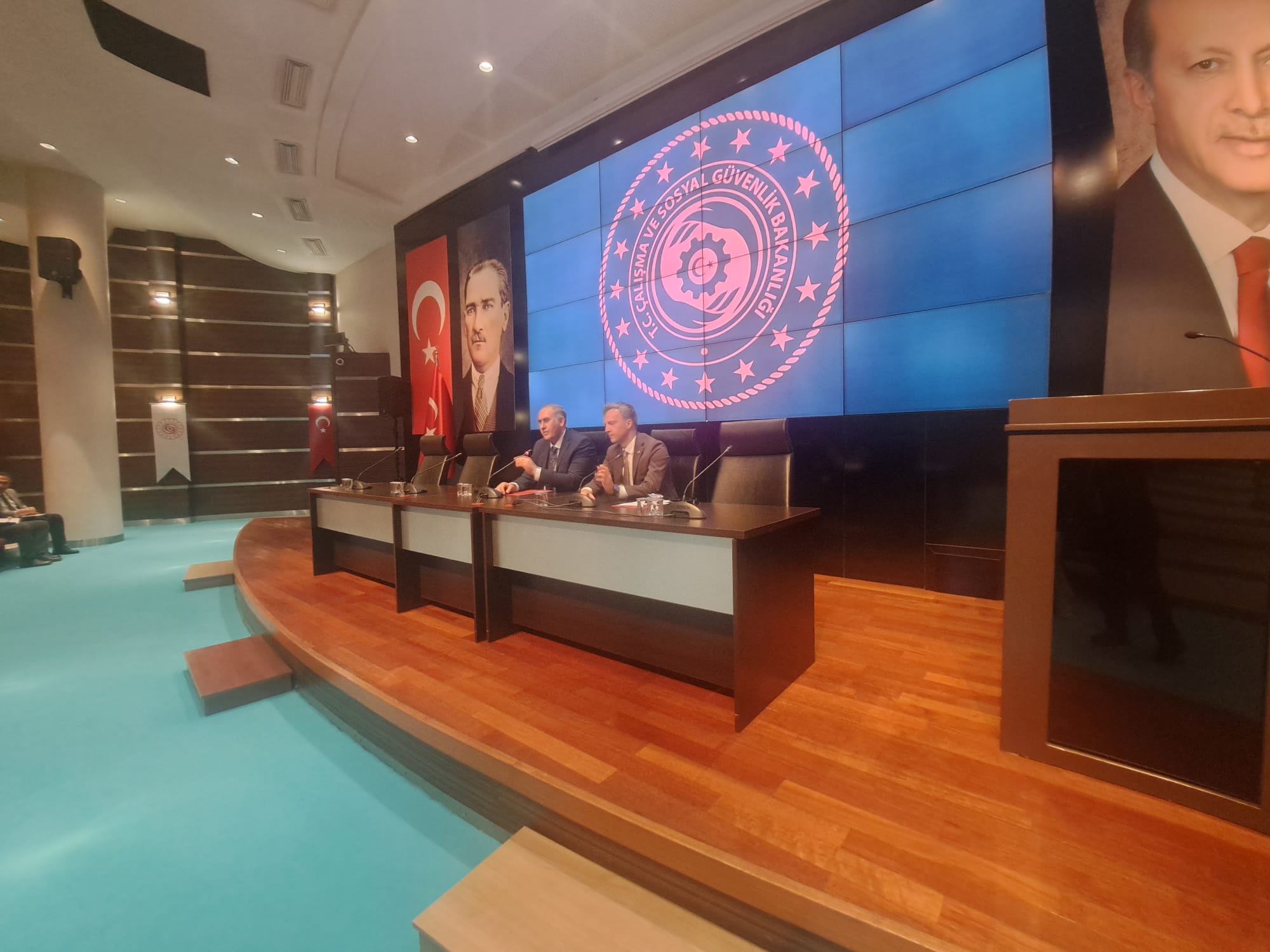 Rehberlik ve Teftiş Başkanımız Erol Güner ile Başkan Yardımcılarımız, 03 Haziran 2026 tarihinde, SGK Erdoğan Özen Konferans Salonu’nda Ankara Rehberlik ve Teftiş Grup Başkanlığı yöneticileri ve Başkanlıkta görev yapan müfettişlerle bir araya geldi.