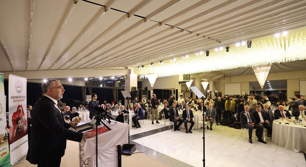 Çalışma ve Sosyal Güvenlik Bakanı Prof. Dr. Vedat Işıkhan, Niğde Dernekler Federasyonu (NİĞDEF) ve Niğdeli Bürokrat Sanayici ve İşadamları Derneği (NİSİAD) tarafından Bayrampaşa'daki Adapark'ta düzenlenen iftar programına katıldı.