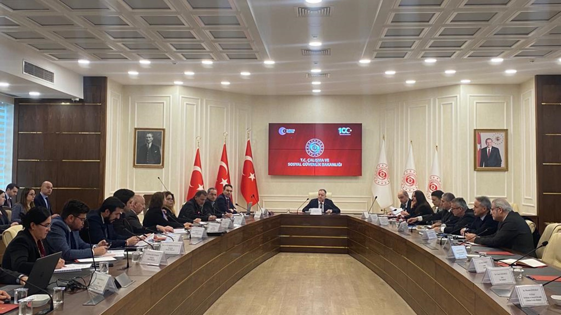 Üçlü Danışma Kurulu toplantısının ardından alınan kararlar doğrultusunda, İş Kanunu ve Sendikalar ve Toplu İş Sözleşmesi Kanunu çalışma grubu belirlenen gündem kapsamında ilgili birimler ve sosyal tarafların temsilcileriyle bir araya gelerek Bakanlık merkezinde ilk toplantısını gerçekleştirmiştir. Bu toplantıda, sosyal tarafların çalışma hayatıyla ilgili görüşleri ve önerileri ele alınmıştır. Sonrasında Deniz İş Kanunu ve Basın İş Kanunu çalışma grubu Bakanlık merkezinde toplanmıştır.