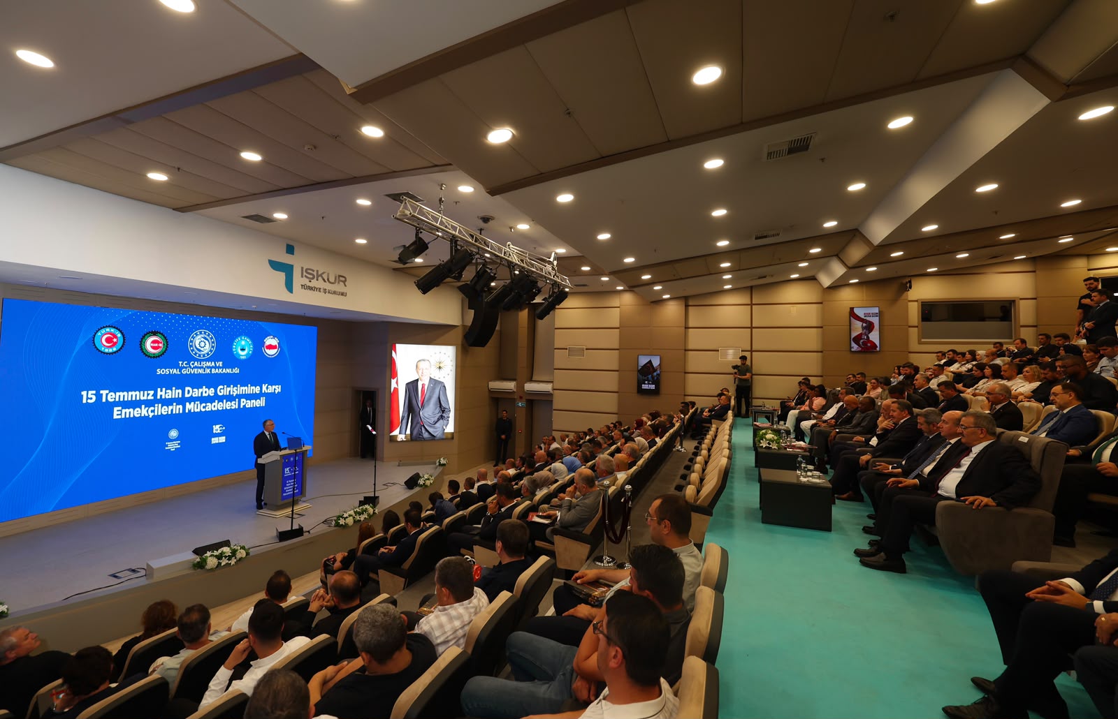 Çalışma ve Sosyal Güvenlik Bakanı Prof. Dr. Vedat Işıkhan, Çalışma ve Sosyal Güvenlik Bakanlığı tarafından Türkiye İş Kurumu Genel Müdürlüğü’nde (İŞKUR) düzenlenen 15 Temmuz Hain Darbe Girişimine Karşı Emekçilerin Mücadelesi Paneli’ne katıldı.