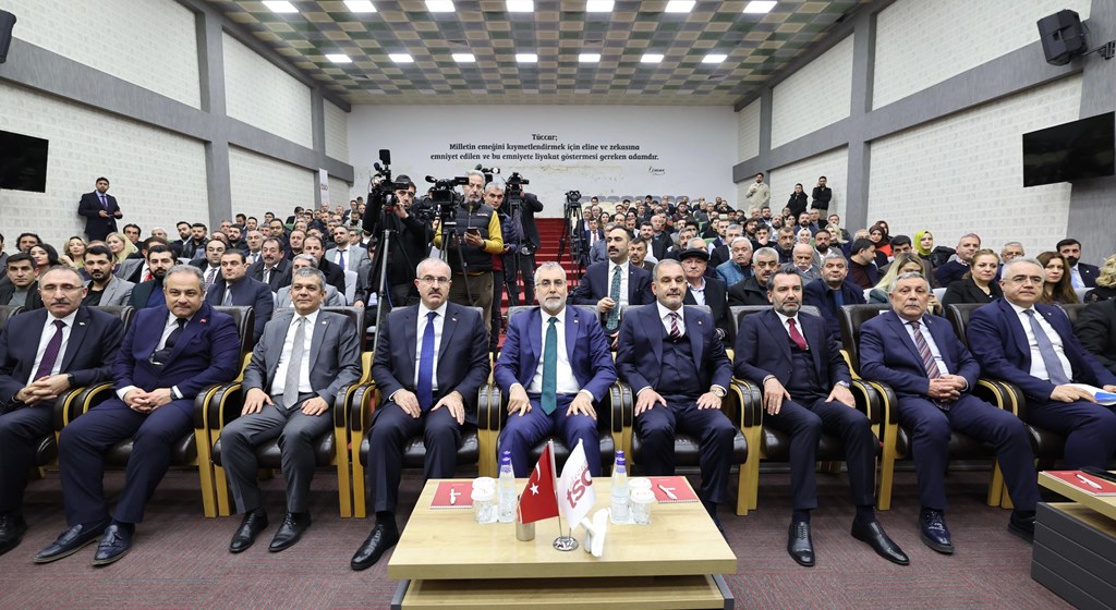 Çalışma ve Sosyal Güvenlik Bakanı Prof. Dr. Vedat Işıkhan, çeşitli ziyaretlerde bulunmak ve programlara katılmak üzere Elazığ’a gitti.