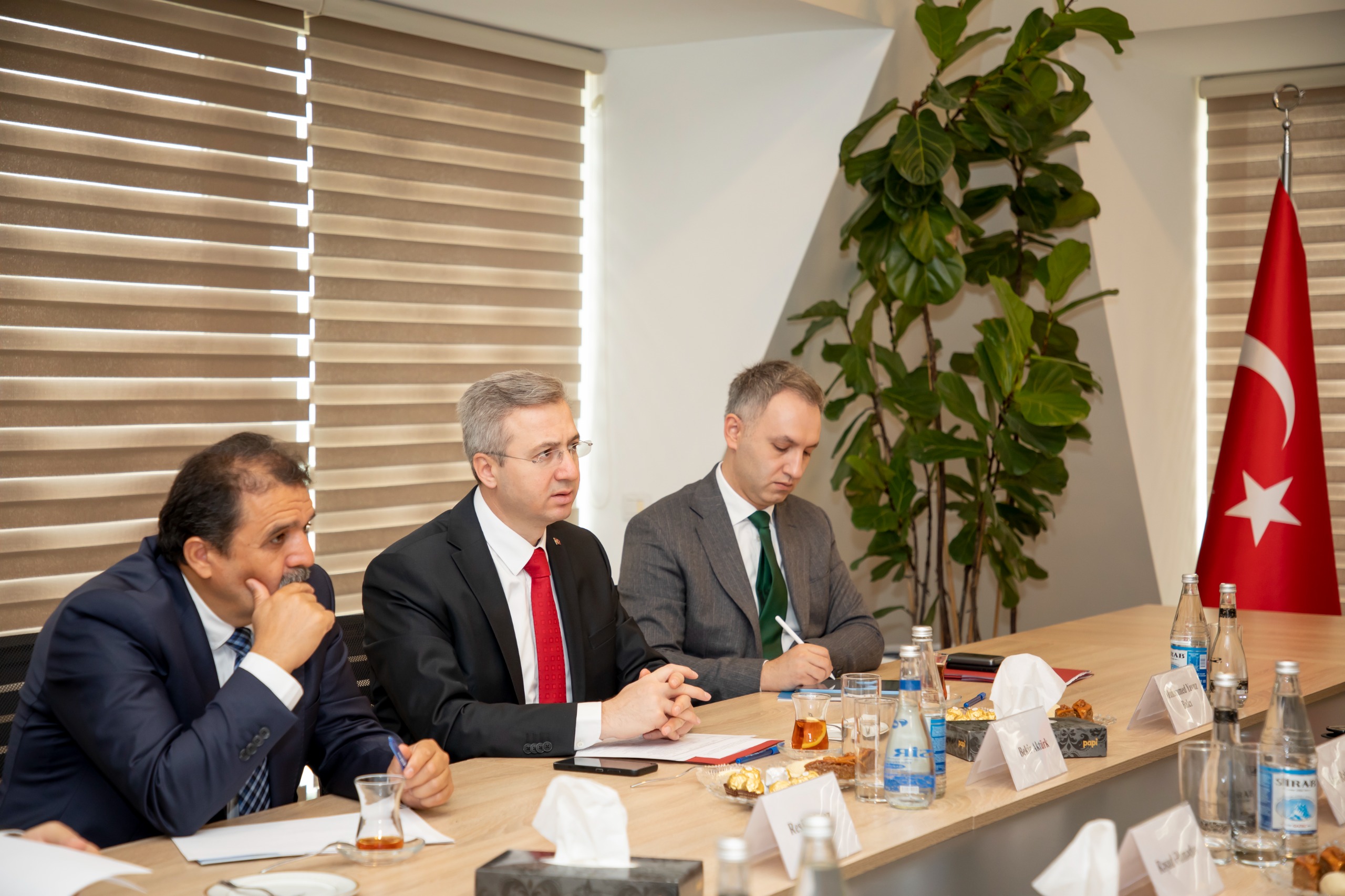 Azerbaycan'a gerçekleştirilen çalışma ziyaretinin 24 Eylül 2025 tarihli programında, iş müfettişliği faaliyetlerinin dijitalleştirilmesi ve iş gücünün korunması alanındaki güncel konular üzerine odaklanan toplantılar düzenlendi. Rehberlik ve Teftiş Başkanımız Bekir Aktürk ve beraberindeki heyet, Azerbaycanlı mevkidaşlarıyla tecrübe paylaşımında bulundu.