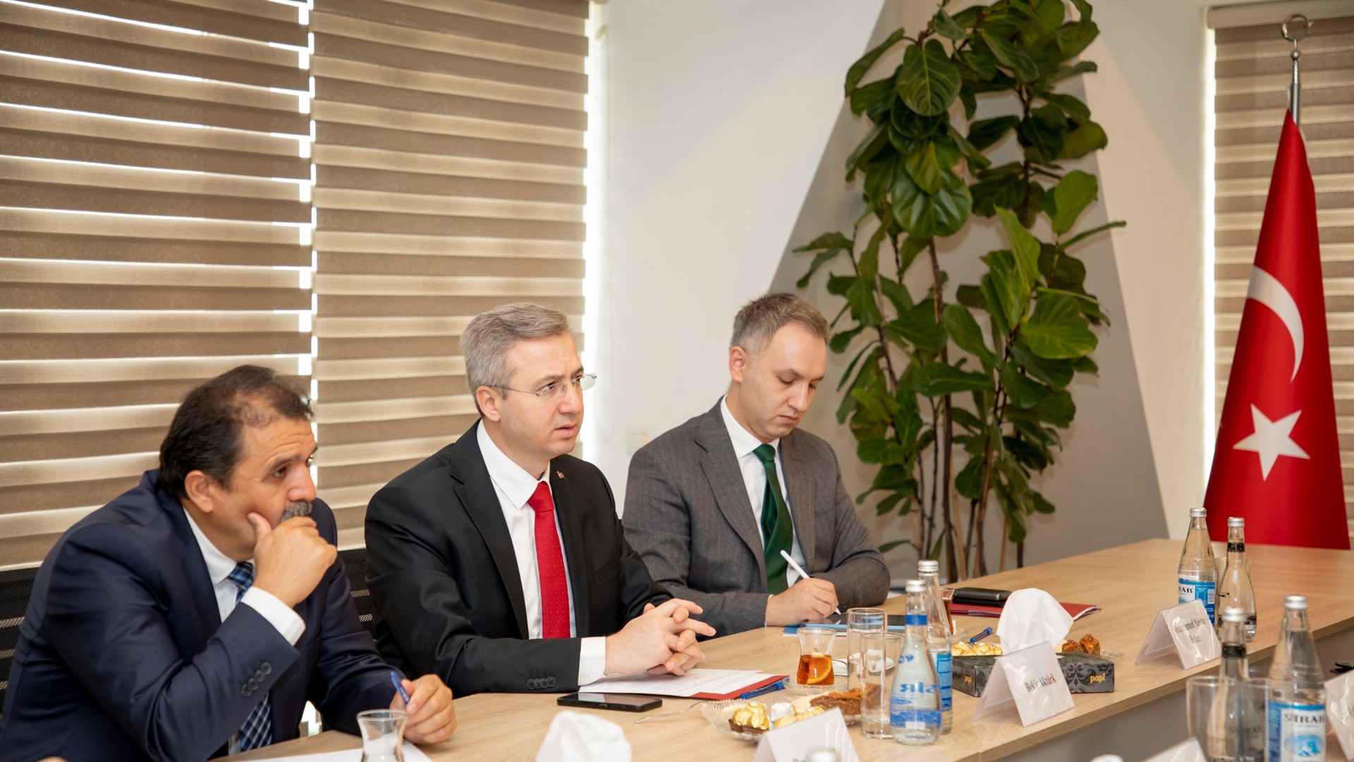 Azerbaycan'a gerçekleştirilen çalışma ziyaretinin 24 Eylül 2025 tarihli programında, iş müfettişliği faaliyetlerinin dijitalleştirilmesi ve iş gücünün korunması alanındaki güncel konular üzerine odaklanan toplantılar düzenlendi. Rehberlik ve Teftiş Başkanımız Bekir Aktürk ve beraberindeki heyet, Azerbaycanlı mevkidaşlarıyla tecrübe paylaşımında bulundu.