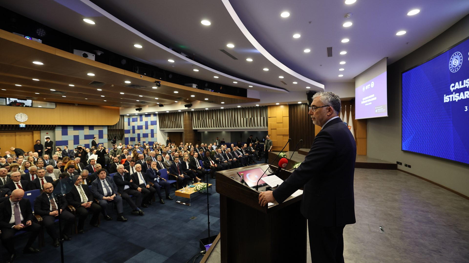 Çalışma Hayatı İstişare Toplantısı, 3 Nisan 2026 tarihinde Çalışma ve Sosyal Güvenlik Bakanımız Prof. Dr. Vedat Işıkhan’ın teşrifleriyle İzmir’de düzenlendi. Toplantıda çalışma hayatının güncel dinamikleri ve rehberlik faaliyetleri değerlendirildi.