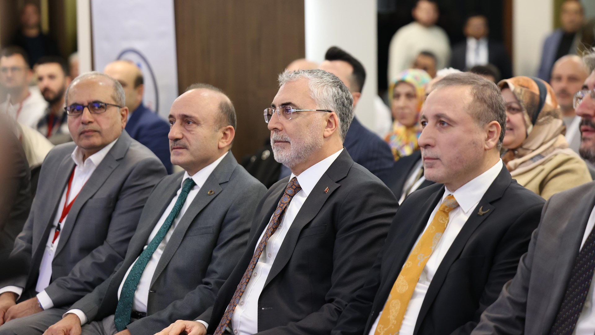 Çalışma ve Sosyal Güvenlik Bakanı Prof. Dr. Vedat Işıkhan, Öz Sağlık-İş Sendikası ve Dünya İslam Sağlık Birliği tarafından düzenlenen “Müslüman Sağlık Topluluklarının 9. Kongresi” ne katıldı.