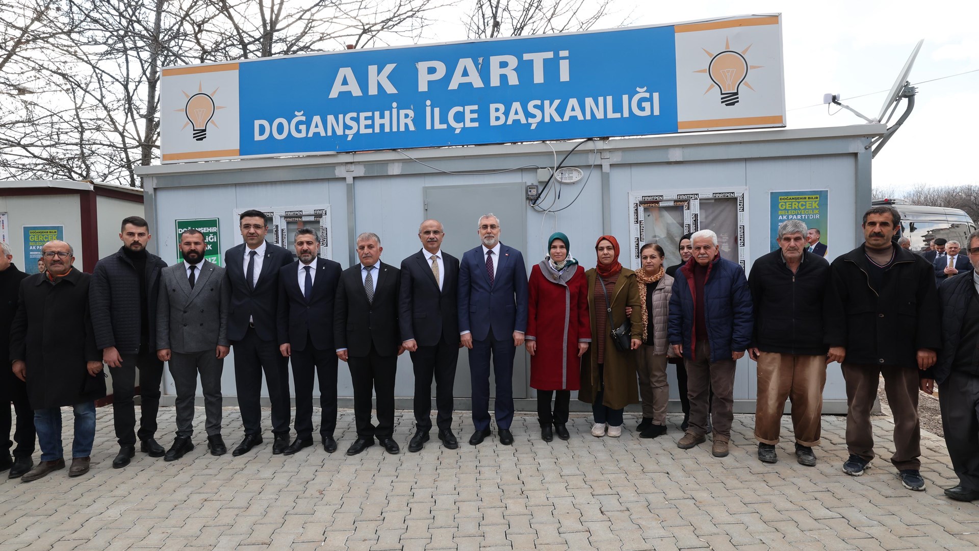 Çalışma ve Sosyal Güvenlik Bakanı Prof. Dr. Vedat Işıkhan, çeşitli ziyaretlerde bulunmak ve programlara katılmak üzere Malatya’ya gitti.