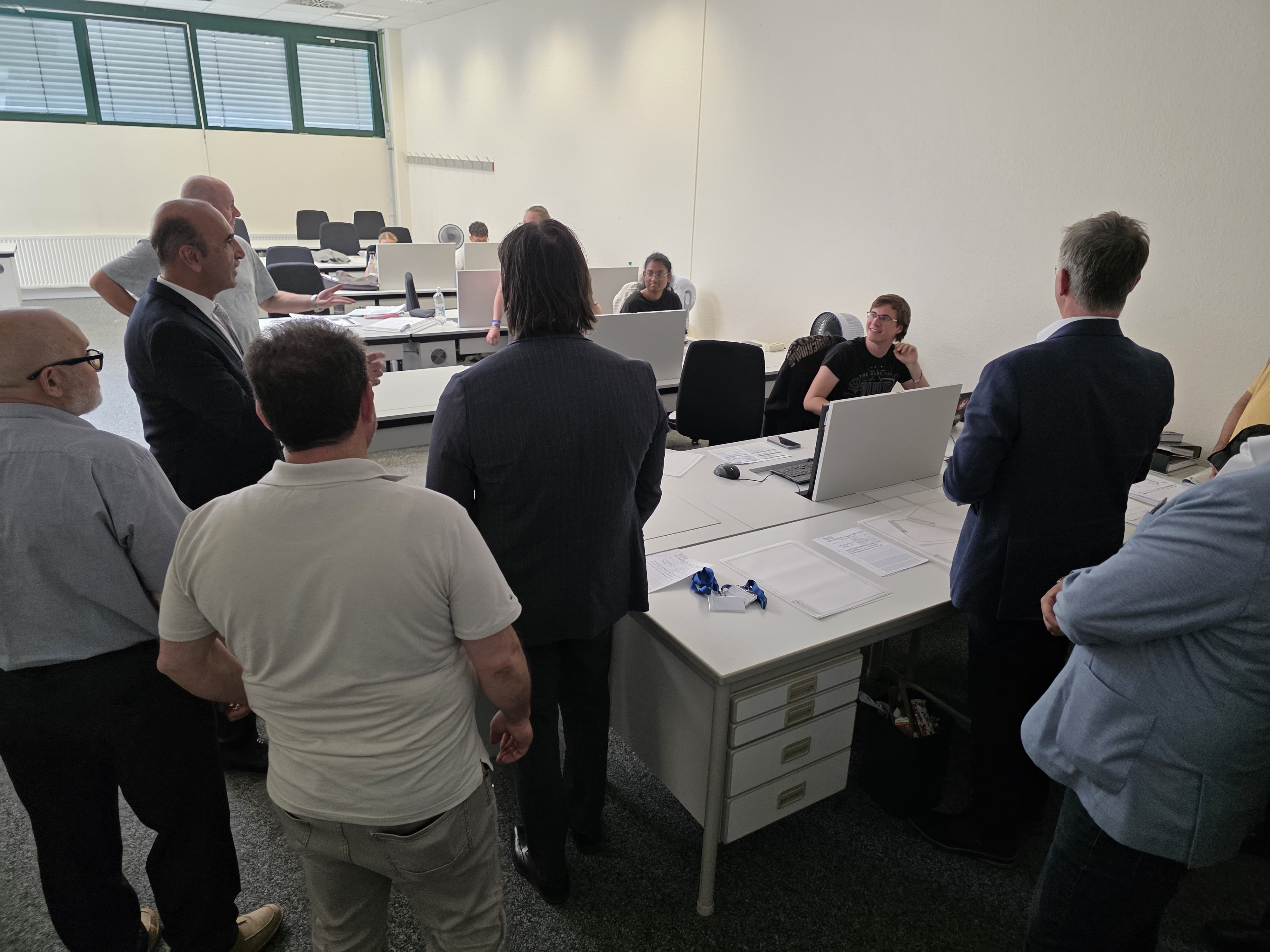 Köln Başkonsolosluğu Çalışma ve Sosyal Güvenlik Ataşeliği tarafından yürütülen meslek eğitim seferberliği kapsamında çalışmalar aralıksız sürdürülüyor. Kuzey Ren-Vestfalya (KRV) Eyaleti İnşaat Meslekleri Eğitim Merkezi’nde dernek temsilcilerine, inşaat sektörüne yönelik eğitim semineri düzenlendi.