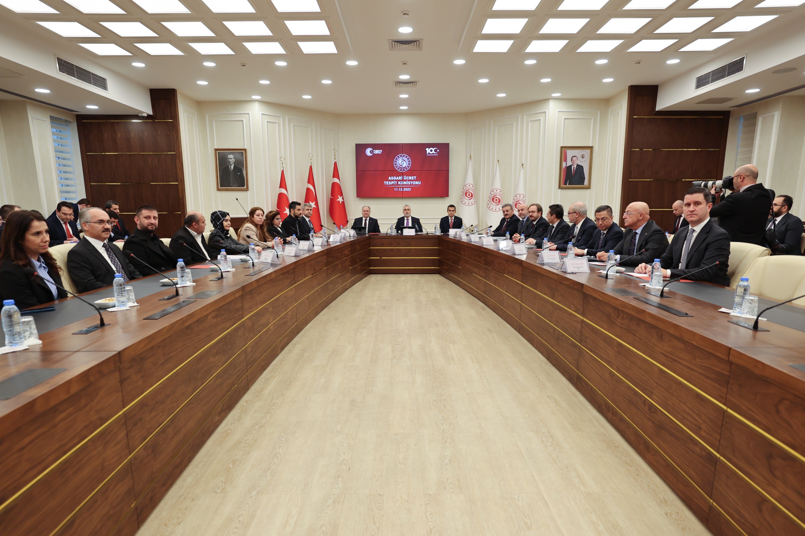 The Minimum Wage Determination Commission held its first meeting to determine the minimum wage increase for 2024, with the Minister of Labor and Social Security Prof. Dr. It was held on Monday, December 11, with the participation of Vedat Işıkhan.