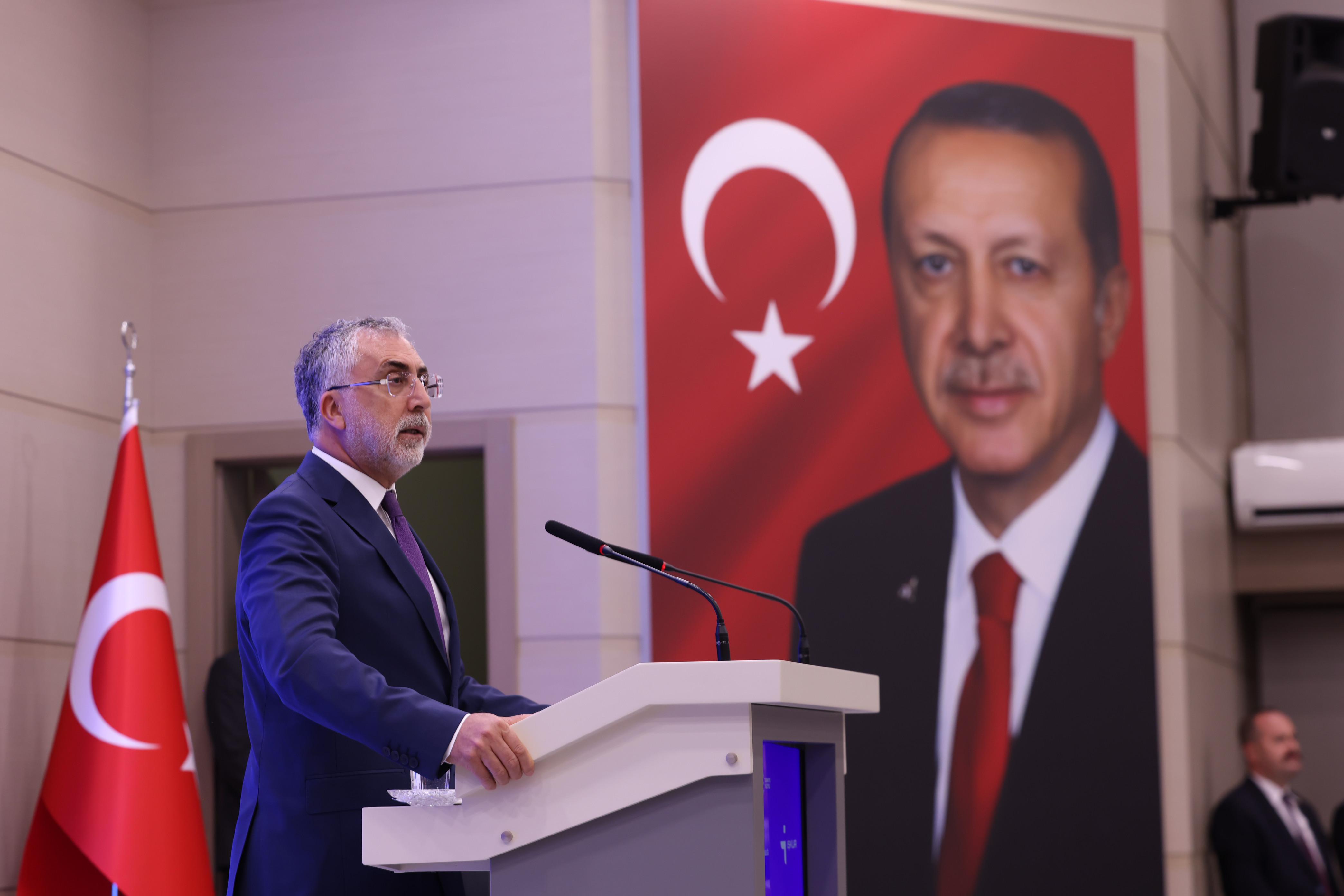 Çalışma ve Sosyal Güvenlik Bakanı Prof. Dr. Vedat Işıkhan, Yeni bir aktif işgücü programı olarak Türkiye İş Kurumu (İŞKUR) tarafından tasarlanan İşgücü Uyum Programı’nın (İUP) İŞKUR Genel Müdürlüğü’nde düzenlenen tanıtım toplantısına katıldı. 