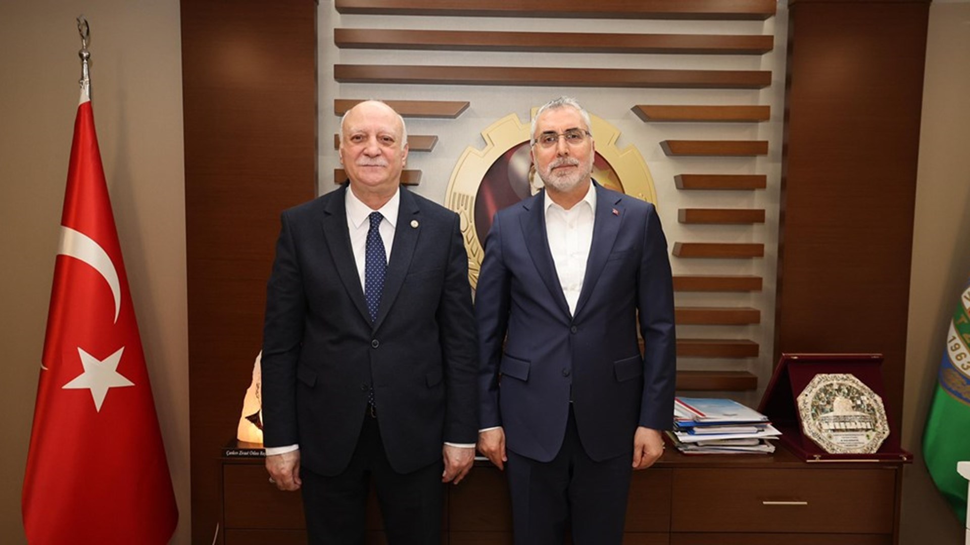 Çalışma ve Sosyal Güvenlik Bakanı Prof. Dr. Vedat Işıkhan, Türk-İş, Hak-İş, Türkiye Kamu-Sen, TESK ve TZOB Konfederasyonlarını ziyaret etti.