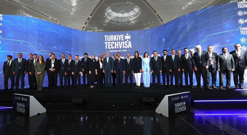 Çalışma ve Sosyal Güvenlik Bakanı Vedat Işıkhan, Sanayi ve Teknoloji Bakanı Mehmet Fatih Kacır ile birlikte İstanbul Havaalanı’nda düzenlenen Türkiye Techvisa Tanıtım Programı’na katılarak bir konuşma gerçekleştirdi.