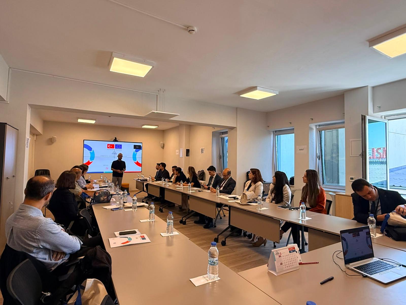 Avrupa Birliği Katılım Öncesi Mali Yardım Aracı (IPA-III) kapsamında finanse edilen ve Uluslararası Çalışma Örgütü (ILO) iş birliğiyle yürütülen İş Teftiş, Rehberlik ve Sosyal Diyalog Yoluyla İşyeri Uyumunun Güçlendirilmesi Projesi kapsamında, Stratejik İletişim Eğitimleri 13-14 ve 16-17 Temmuz 2026 tarihlerinde Ankara’da gerçekleştirildi.