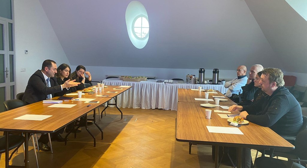 T.C. Amsterdam Başkonsolosluğu ev sahipliğinde gerçekleşen toplantıya Hollanda İşçi Sigortaları Kurumu (UWV) üst düzey temsilcileri ve uzmanları ile Lahey Müşavirliğimiz ve Deventer Ataşeliğimiz yetkilileri katıldı.