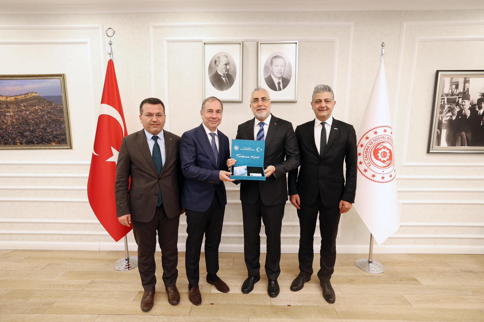 Bakan Işıkhan, SOCAR ve Türk Traktör CEO’larına Turkuaz Kart Takdim Etti