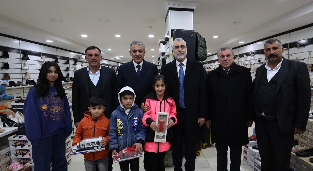 Çalışma ve Sosyal Güvenlik Bakanı Prof. Dr. Vedat Işıkhan, çeşitli temaslarda bulunmak ve “Türkiye Yüzyılı’nda Çalışma Hayatı Buluşmaları” Programına katılmak üzere Mardin’e gitti.