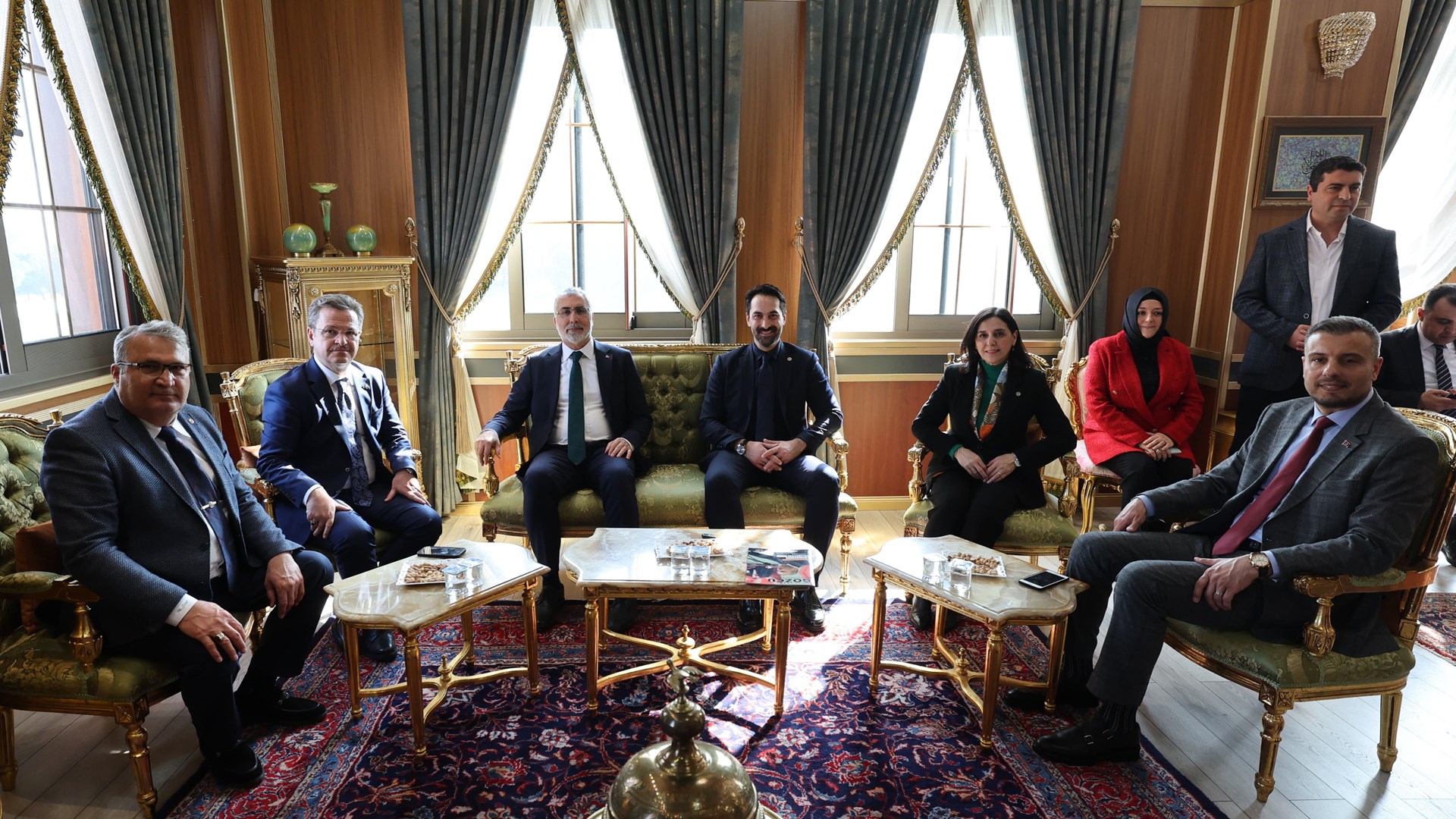 Çalışma ve Sosyal Güvenlik Bakanı Prof. Dr. Vedat Işıkhan, Manisa’da düzenlenen “İş-Pozitif Kadın İstihdamı Projesi Tanıtım Toplantısı” na iştirak etti.