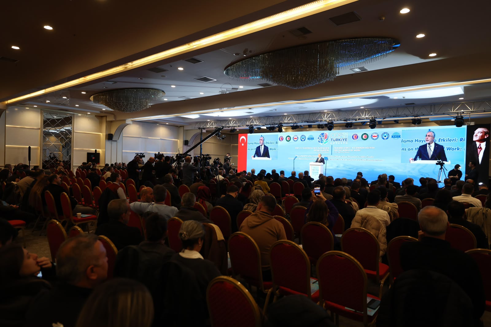 Çalışma ve Sosyal Güvenlik Bakanı Prof. Dr. Vedat Işıkhan, Türkiye İşçi Sendikaları Konfederasyonu (TÜRK-İŞ) tarafından düzenlenen “COP31’e Giderken Emek Dünyasının Ortak Gündemi” Programı’na katıldı.