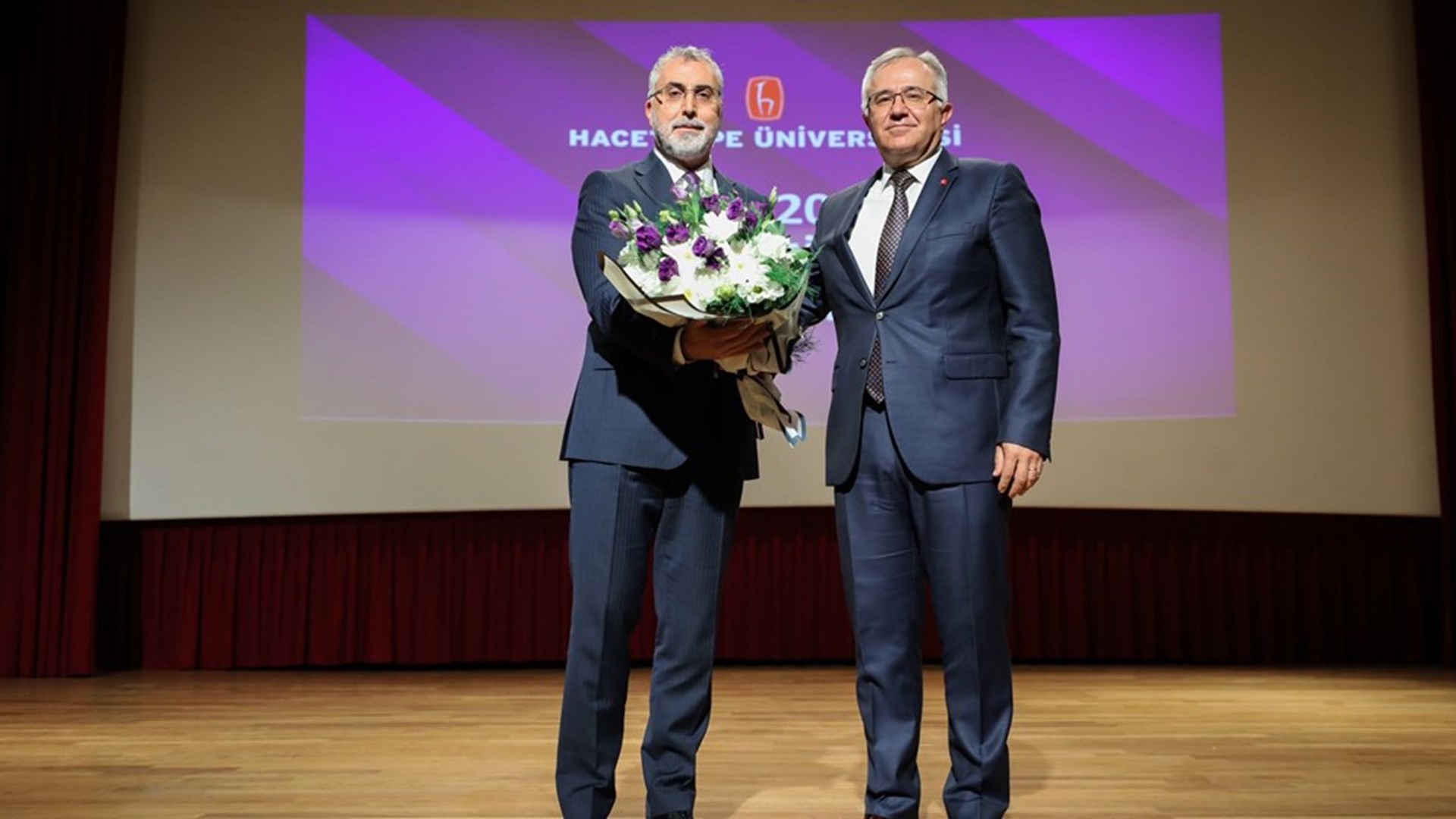 Çalışma ve Sosyal Güvenlik Bakanı Prof. Dr.  Vedat Işıkhan, mezunu ve mensubu olduğu Hacettepe Üniversitesi’nin 2023-2024 Akademik Yılı Açılış ve Profesörlük Takdim Töreni’ne iştirak etti.