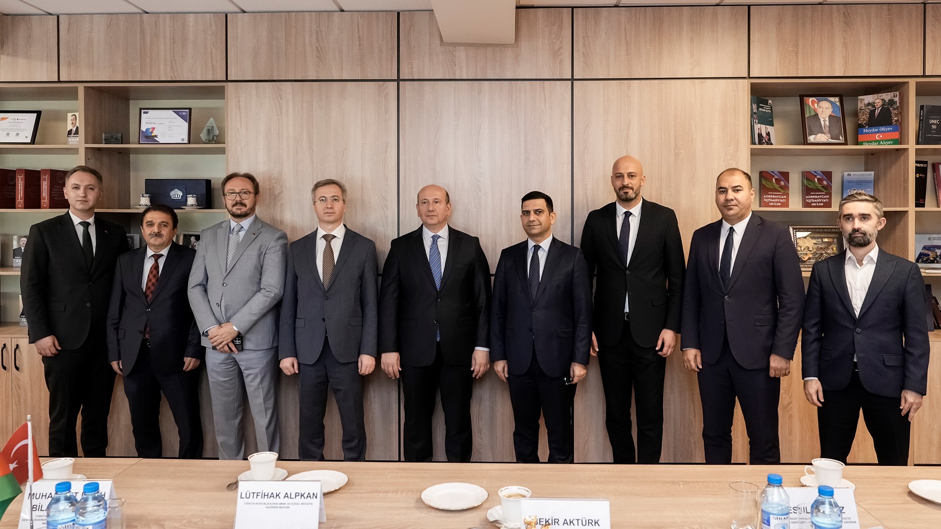 Rehberlik ve Teftiş Başkanımız Bekir Aktürk ve beraberindeki heyet, Azerbaycan’a gerçekleştirdiği çalışma ziyaretinin son gününde iki ülke arasındaki Eylem Planı'nda yer alan maddelerin uygulanmasını ele aldı. 25 Eylül 2025 tarihinde Azerbaycan Çalışma ve Halkın Sosyal Koruması Bakanlığında düzenlenen toplantıda, çalışma ilişkileri ve iş güvenliği tedbirlerinin uygulanması konuları masaya yatırıldı.