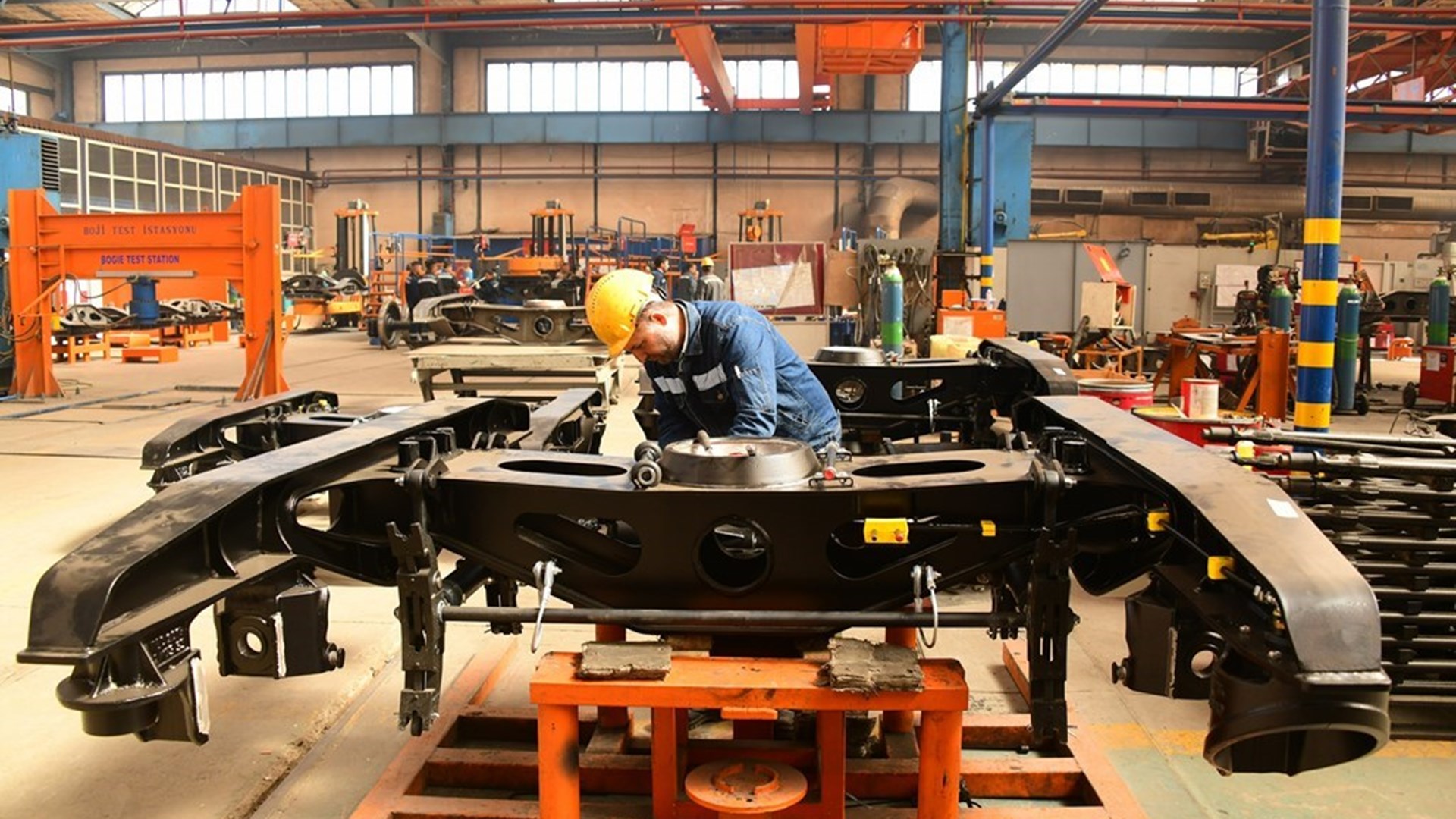 Çalışma ve Sosyal Güvenlik Bakanlığı, Cumhurbaşkanlığı kararı ile resmi gazetede yayımlanan kamuda çalışan işçiler için ilave tediye ödemelerinin ilk yarısı bugün hesaplara yatırılmaya başlandığını duyurdu.