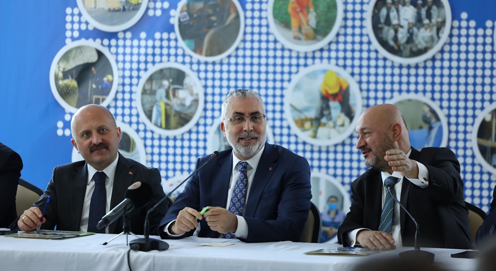 Çalışma ve Sosyal Güvenlik Bakanı Prof. Dr. Vedat Işıkhan, çeşitli temaslarda bulunmak ve programlara katılmak üzere Adıyaman’a gitti.