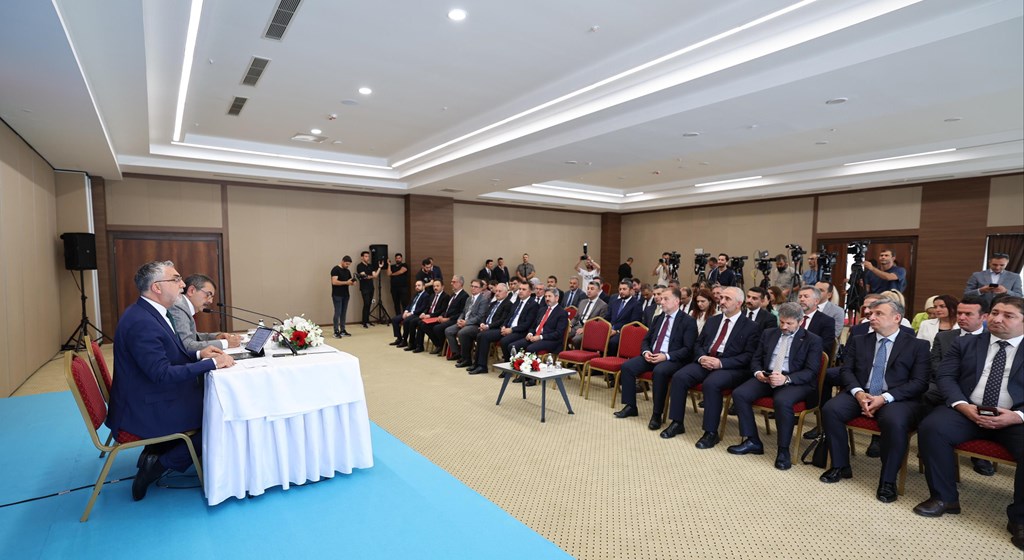 Çalışma ve Sosyal Güvenlik Bakanı Prof. Dr. Vedat Işıkhan ile Milli Eğitim Bakanı Yusuf Tekin, Gölbaşı Mogan Mesleki ve Teknik Anadolu Lisesi’nde düzenlenen “Mesleki ve Teknik Anadolu Lisesi Mezunlarına Sağlanan Teşvikler ve Öğrencilere Yönelik Devlet Katkıları” temalı iş birliği protokolü imza törenine katıldı.