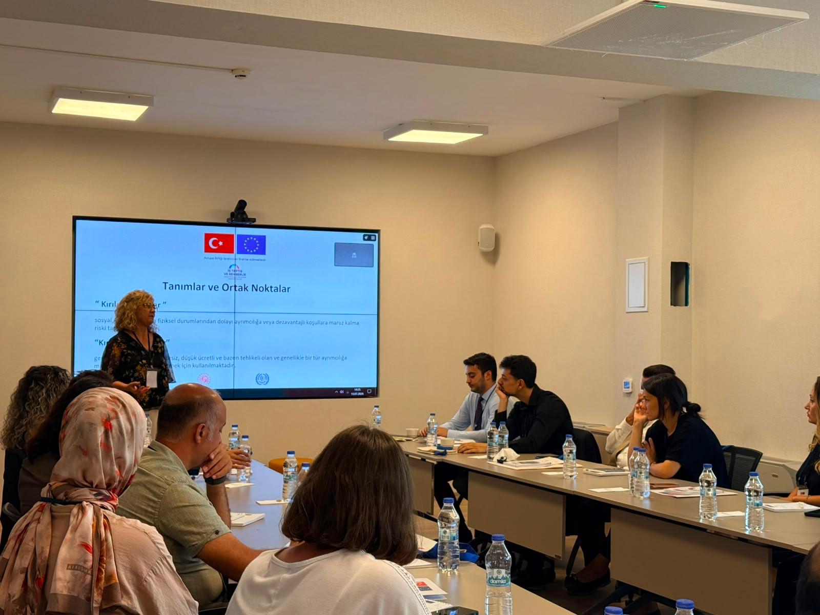 Avrupa Birliği Katılım Öncesi Mali Yardım Aracı (IPA-III) kapsamında finanse edilen ve Uluslararası Çalışma Örgütü (ILO) iş birliğiyle yürütülen İş Teftiş, Rehberlik ve Sosyal Diyalog Yoluyla İşyeri Uyumunun Güçlendirilmesi Projesi kapsamında, Stratejik İletişim Eğitimleri 13-14 ve 16-17 Temmuz 2026 tarihlerinde Ankara’da gerçekleştirildi.
