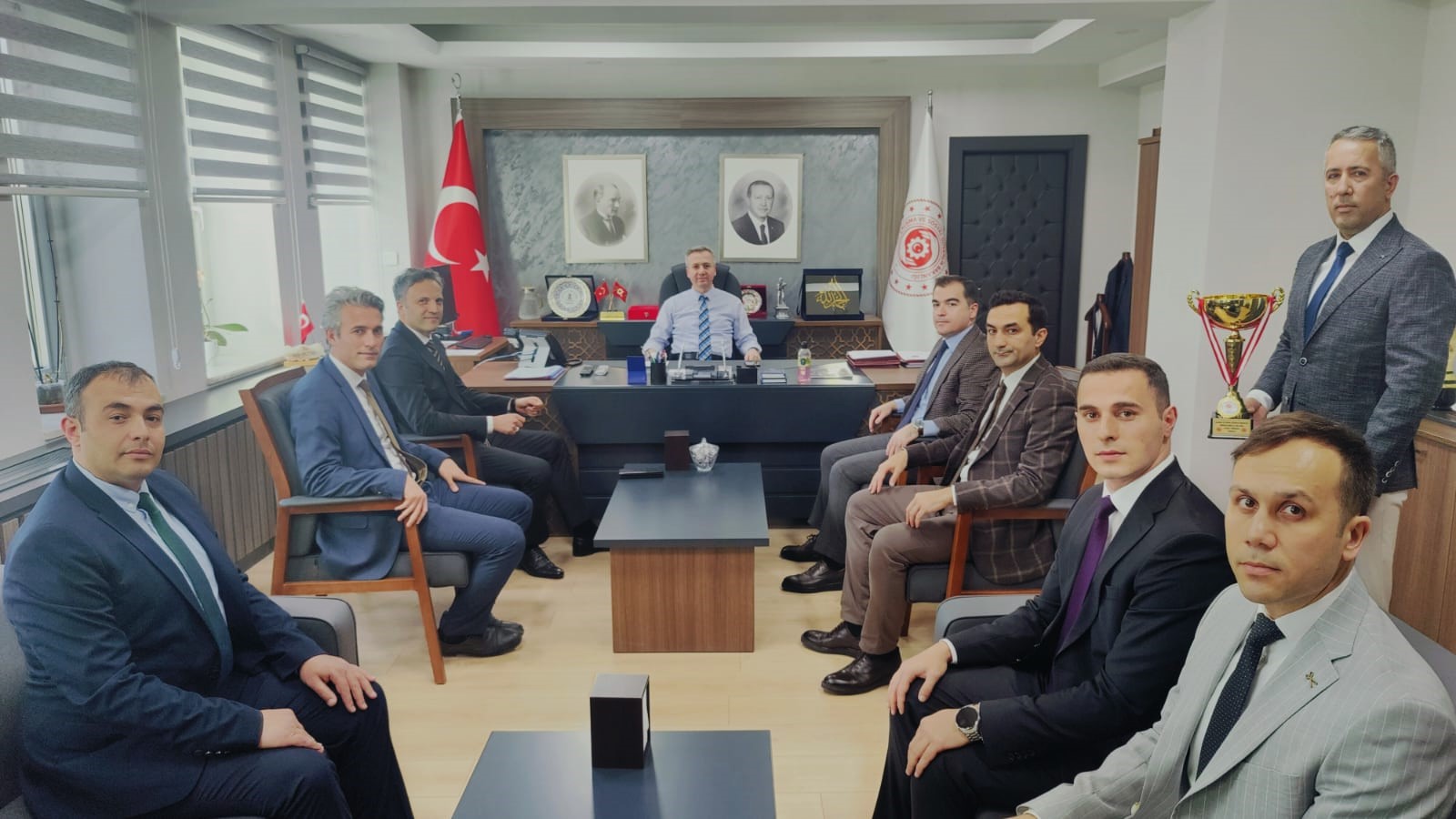 2024 yılı Bakanlığımız birimleri arasında yapılan geleneksel futbol turnuvasında şampiyon olan Rehberlik ve Teftiş Başkanlığı futbol takımımız, Başkanımız Bekir Aktürk’ü ziyaret ederek kendilerine şampiyonluk kupasını takdim etti.