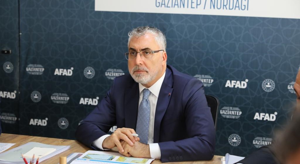 Çalışma ve Sosyal Güvenlik Bakanı Prof. Dr. Vedat Işıkhan, bir dizi ziyaretlerde bulunmak ve programlara katılmak üzere Gaziantep’e gitti. 