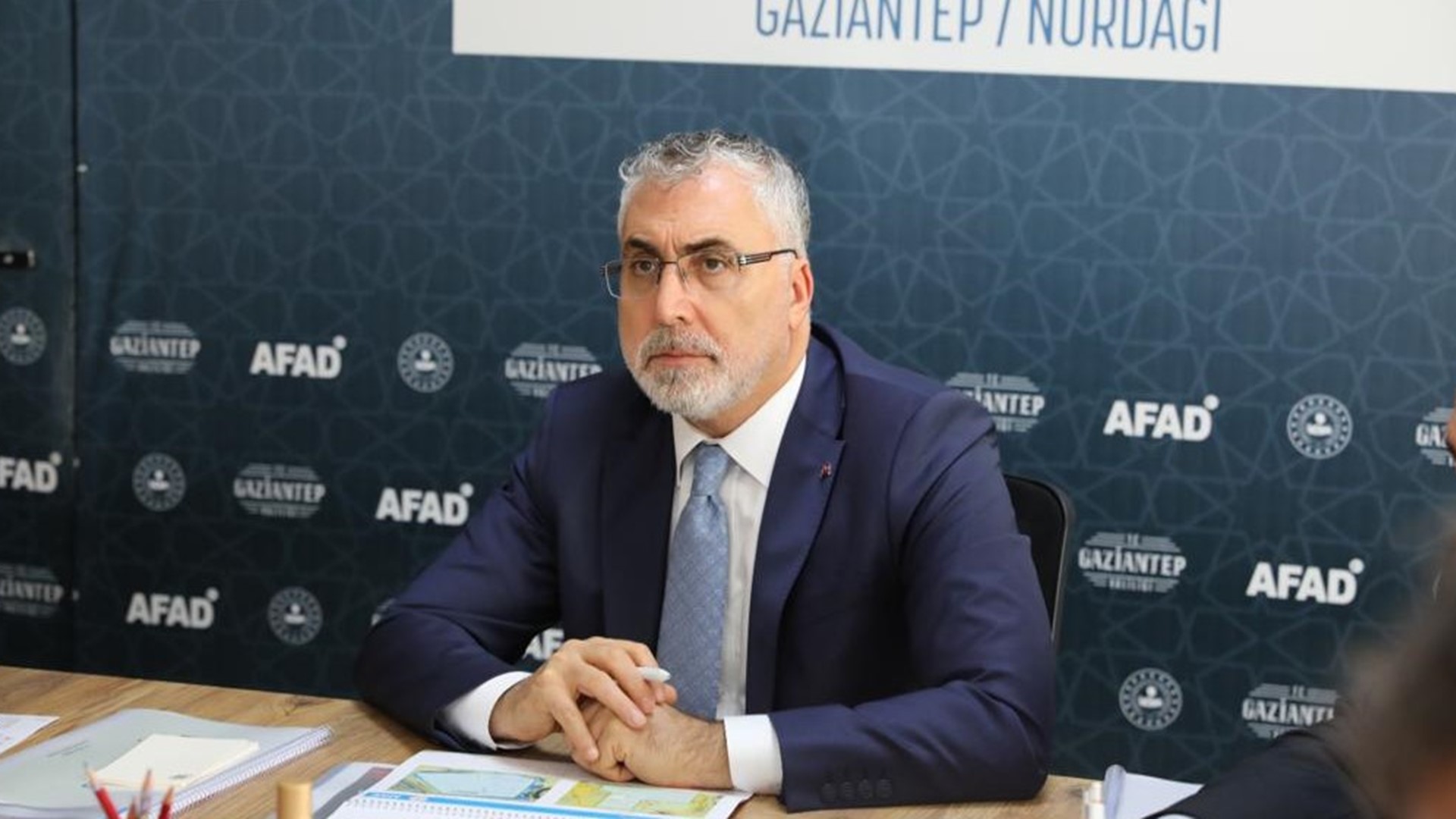 Çalışma ve Sosyal Güvenlik Bakanı Prof. Dr. Vedat Işıkhan, bir dizi ziyaretlerde bulunmak ve programlara katılmak üzere Gaziantep’e gitti.