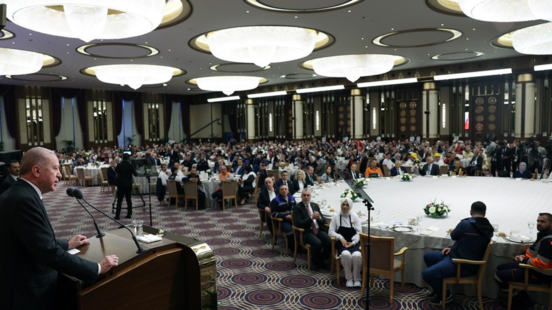 "Emeğin, Sendikal Örgütlenmenin ve İstihdamın Geleceği" temasıyla 29-30 Nisan tarihlerinde düzenlenen 13. Çalışma Meclisi, Cumhurbaşkanı Recep Tayyip Erdoğan’ın teşrifleriyle Cumhurbaşkanlığı Külliyesi Sergi Salonu'nda düzenlenen yemekle sona erdi.