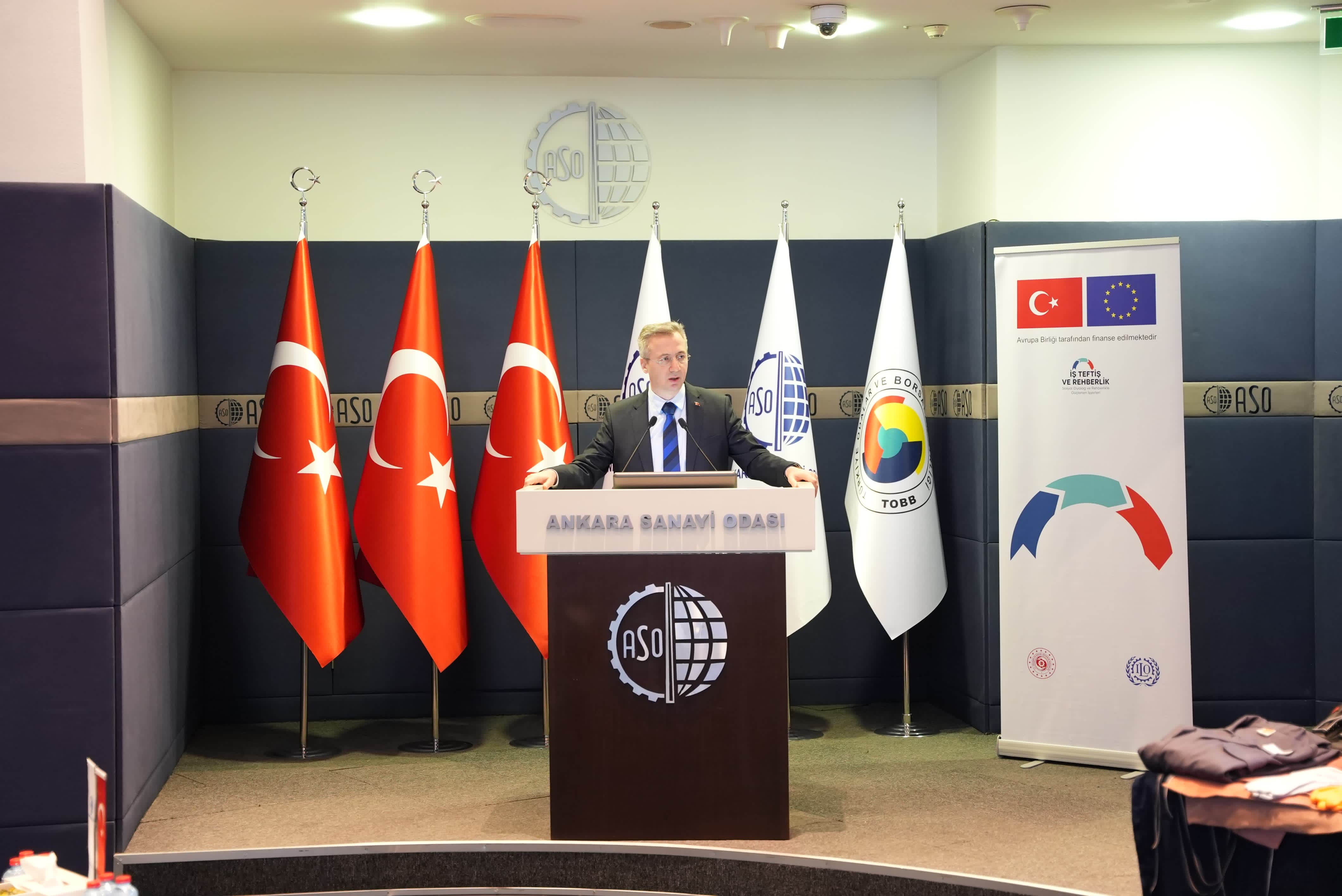 “İş Teftiş Rehberlik ve Sosyal Diyalog Yoluyla İşyeri Uyumunun Güçlendirilmesi Projesi” kapsamında düzenlenen sektörel rehberlik toplantısı 8 Nisan 2025 tarihinde Ankara Sanayi Odası’nda gerçekleştirildi.