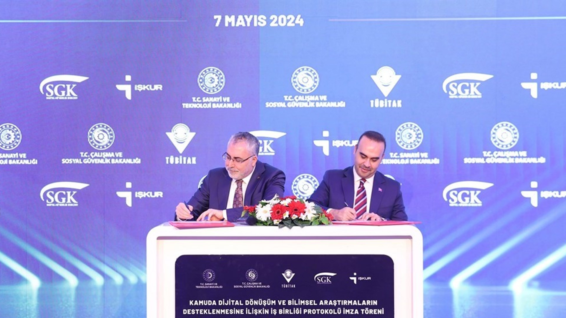 Çalışma ve Sosyal Güvenlik Bakanlığı ile Sanayi ve Teknoloji Bakanlığı arasında “Kamuda Dijital Dönüşüm ve Bilimsel Araştırmaların Desteklenmesine İlişkin İş Birliği Protokolü” TÜBİTAK’ta düzenlenen törenle imzalandı.