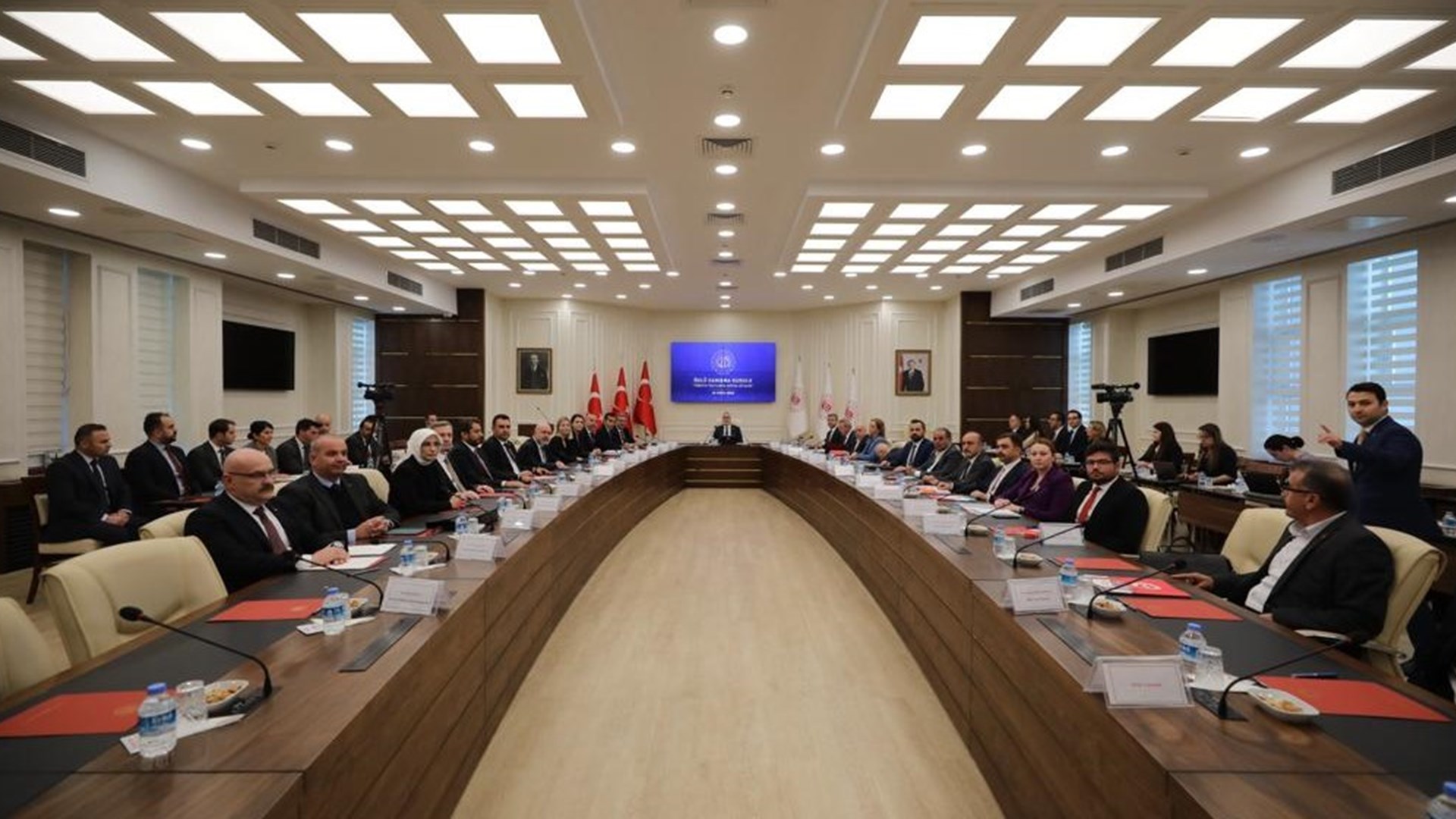 Çalışma barışının ve endüstri ilişkilerinin geliştirilmesi, çalışma hayatına yönelik mevzuat çalışmalarının ve uygulamalarının izlenmesi amacıyla oluşturulan Üçlü Danışma Kurulu, 5 yıl aranın ardından “Türkiye Yüzyılında Sosyal Diyalog” gündemiyle Çalışma ve Sosyal Güvenlik Bakanı Prof. Dr. Vedat Işıkhan Başkanlığında Bakanlıkta toplandı.