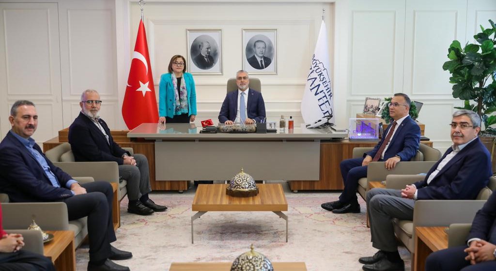 Çalışma ve Sosyal Güvenlik Bakanı Prof. Dr. Vedat Işıkhan, bir dizi ziyaretlerde bulunmak ve programlara katılmak üzere Gaziantep’e gitti. 