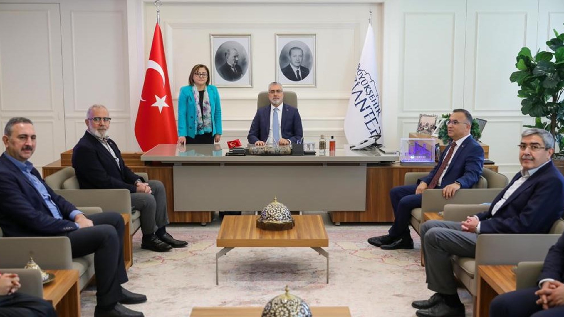 Çalışma ve Sosyal Güvenlik Bakanı Prof. Dr. Vedat Işıkhan, bir dizi ziyaretlerde bulunmak ve programlara katılmak üzere Gaziantep’e gitti.